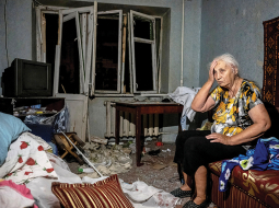 Kāda sieviete savā izpostītajā dzīvoklī pēc pirmdienas naktī notikušā Krievijas raķetes trāpījuma 12 stāvu dzīvojamajai ēkai Doneckas apgabala pilsētā Pokrovskā. Bojā gājuši vismaz septiņi cilvēki, vēl 88 ievainoti.
Foto — Scanpix
