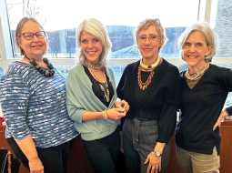Rotu galds privātajā universitātē Marist College Ņujorkas štatā šā gada 24. februārī. Pārdevējas no labās: Anita Bataraga, Ilga Ziemiņa Kurēna, Sandra Slokenberga (Anitas māsa) un Maija Dzene.
Foto no personīgā arhīva
