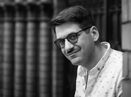 «Cenšos rakstīt literatūru, kas man pašam būtu interesanta kā lasītājam,» atzīst Svens Kuzmins.
Foto — Kristaps Kalns