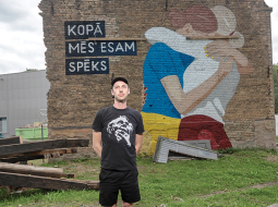 Dainis Rudens pie paša gleznotā murāļa.
Foto — Reinis Hofmanis