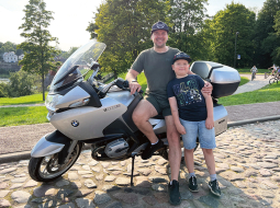 Emīlam Padrevicam nieri ziedoja viņa tētis Ingars