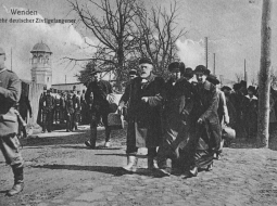 Lielinieku deportēto iedzīvotāju atgriešanās Cēsīs 1918. gada aprīlī. Centrā — Āraišu draudzes mācītājs Pauls Frīdrihs Bērents (1866—1935) ar sievu Harietu (dz. Gotfrīdu, 1888—1969).
Latvijas Nacionālā vēstures muzeja krājums
