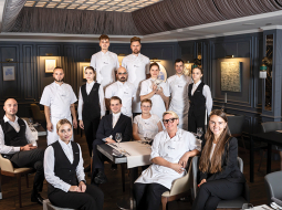 Restorāna Vincents pēdējā komanda. Pirmajā rindā no labās: restorāna vadītāja Mona Pēkmane, trauku mazgātāja Daiga Gildoviča un administratore Anna Monika Gailīte. Otrajā rindā: trauku mazgātāja Zeltīte Štelfa, zāles pārzinis Mārtiņš Kūkojs un bārmenis Lauris Ezītis. Trešajā rindā: oficiante Līva Rūtena, šefpavārs Kristaps Liepiņš, konditore Irina Voroņenko ar sunīti Pērli, pavārs Eilija Attars, oficiante Katerina Ševčenko un pavārs Gvido Jakobijs. Ceturtajā rindā: pavāri Arvis Spridzāns un Edvīns Kalniņš.
Foto — Ieva Salmane