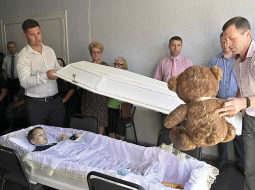 Atvadas no astoņus gadus vecā Volodimira Balabņika, kurš tika nogalināts Krievijas raķešu uzlidojumā Kolomijas mazpilsētai Ukrainas rietumos 11. augustā.
Foto — Scanpix