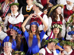XXVII Vispārējo latviešu Dziesmu un XVII Deju svētku noslēguma koncerts "Kopā Augšup" Mežaparka Lielajā estrādē. Foto - Edijs Pālens, LETA