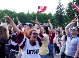 Fani Esplanādē vēro Pasaules hokeja čempionāta spēli starp Latvijas un ASV valstsvienībām Tamperē. Foto - Ieva Leiniša, LETA