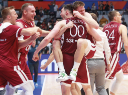 Latvijas izlases basketbolisti svin vēsturisko uzvaru pār Francijas izlasi, kas uz Džakartu brauca pēc medaļām.
Foto — Scanpix