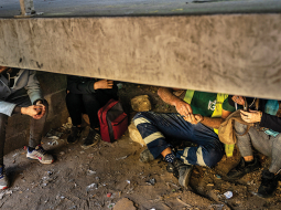 Cilvēki smēķē heroīnu zem kāda gājēju tilta Lisabonā.
Foto — Demetrijs Frīmens, The Washingot Post