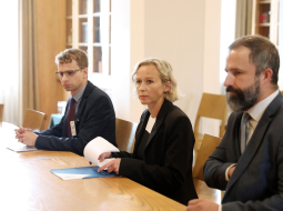 Sabiedrisko pakalpojumu regulēšanas komisijas (SPRK) Enerģētikas departamenta direktors Jānis Negribs (no kreisās), SPRK priekšsēdētāja Alda Ozola un SPRK padomes loceklis Intars Birziņš pirms tikšanās ar Ministru prezidentu un klimata un enerģētikas ministru, lai pārrunātu jaunos elektrības sadales tarifus. Foto - Lita Millere, LETA