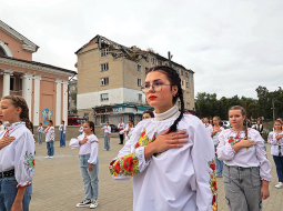 Pirmdien Austrumukrainas pilsēta Izjuma atzīmēja pirmo gadadienu kopš pilsētas atbrīvošanas no Krievijas iebrucējiem. Attēlā: Izjumas skolēni nacionālās himnas atskaņošanas laikā svētku sarīkojumā.
Foto — Scanpix