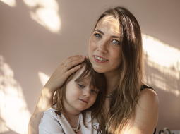 Māra ar jaunāko meitu Hannu.
Foto — Reinis Hofmanis