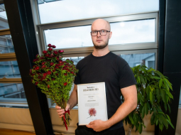 Marts Pujāts ar balvu. Foto - Kristaps Kalns