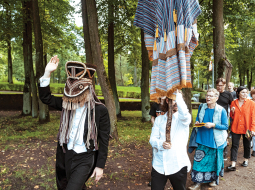 Korveži uzliek krāšņas maskas un pārtop par pārpasaulīgām būtnēm — dainās jau arī viņi ir starpnieki starp debesu un zemes dzīvi.
Foto — Andrejs Strokins