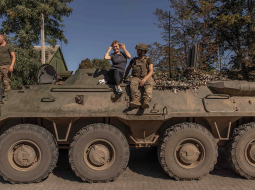 Kāda vietējā sieviete pozē uz bruņutransportiera kopā ar ukraiņu kareivjiem Konstantinivkā, kas atrodas netālu no austrumu frontes Donbasa reģionā.
Foto — Scanpix