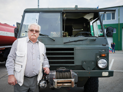 «Kad to atveda atpakaļ, aizmugurē bija pilns ar patronu čaulītēm, bet korpusā raķetes šķembas izsists caurums. Tā ir ilgi un kārtīgi karojusi, saņēmusi ļoti atzinīgus vārdus no ukraiņu karavīriem,» apmierināts ir Edvīns Kleščevskis, kurš pirms astoņiem mēnešiem ziedoja Ukrainai savu antīko armijas auto.
Foto — Edmunds Brencis