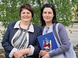 Aktīviste Olga Petkēviča (pa labi) nesen tikās ar hokeja vārtsarga Artūra Šilova vecmāmiņu Irinu — 65 gadus vecā sieviete ir starp tiem, kam valsts valodas eksāmenu neizdevās nokārtot.
Foto no personīgā arhīva