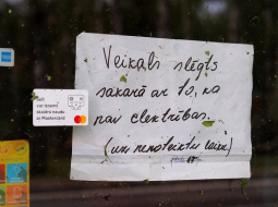 Uzraksts uz veikala durvīm Dobeles novadā. Foto - Evija Trifanova, LETA