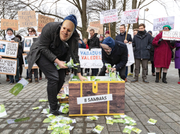 Protests Tallinā 2020. gada janvārī pret iecerēto pensiju sistēmas reformu. Aktīvisti uzlikuši maskas, uz kurām redzams populistu partijas EKRE toreizējais vadītājs Marts Helme (pa kreisi) un konservatīvās partijas Isamaa vadītājs Helirs Valdors Sēders. Tieši Isamaa bija reformas galvenā iniciatore.
Foto — Mihkel Maripuu/Postimees