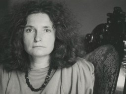 Amanda Aizpuriete 1993. gadā.
Foto — Gunārs Janaitis, no Rakstniecības un mūzikas muzeja arhīva