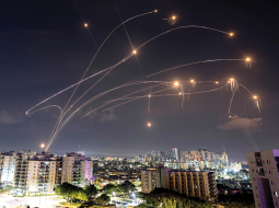 Izraēlas pretraķešu aizsardzības sistēma Iron Dome cenšas pārtvert Hamas izšautās raķetes virs valsts dienvidu pilsētas Aškelonas.
Foto — Scanpix