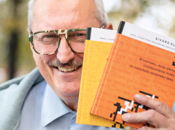 Aivars Kļavis: «Man nav citas atbildes kā tikai šī: jābūt labām grāmatām mūsdienīgā, jauniešiem saprotamā latviešu valodā. Tas, protams, akadēmiski izglītotiem filologiem diez vai patiks.»
Foto — Ieva Salmane