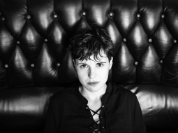 «Ar realitāti nepietiek, to vajag pārradīt, vajag par to reflektēt,» saka Linda Gabarajeva, izjūtot piederību dzīvei un dzejai.
Foto — Kristaps Kalns