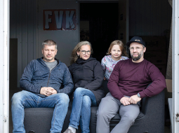 Vilnis (no kreisās) un Kalvis Frīdenbergi, SIA FVK Mēbeles īpašnieki, māsa dizainere Lāsma Frīdenberga un Kalvja meitiņa Grieta.
Foto — Ieva Salmane