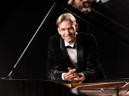 Par uzvaru Jāzepa Vītola Starptautiskajā jauno pianistu konkursā Daniils Mickevičs saņēma ne tikai 5000 eiro prēmiju, bet arī speciālbalvu — stipendiju Feuerwerk klavieru akadēmijas meistarklasēm Einbekā Vācijā.
Foto no personīgā arhīva