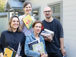 No kreisās: Marta Kontiņa, Rūta Briede, Alīse Nīgale un Jānis Znotiņš.
Foto — Ieva Salmane
