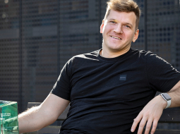 Ir normāli iemācīties no viena projekta un iegūtās zināšanas izmantot nākamajā, uzskata Zigmārs Dzērve, rādot balvu, ko 2020. gadā ieguva par TimeCap.
Foto — Ieva Salmane