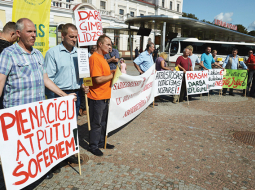 Šoferu pikets Liepājā 2018. gada augustā. Nākamā gada pavasarī viņi bija gatavi arī streikot, taču tiesa arodbiedrības pieteikumu atzina par nelikumīgu. Galvenās streika prasības bija lielāka alga un sabalansēts darba grafiks.
Foto — Egons Zīverts