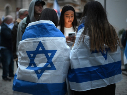 Protestētāji ar Izraēlas karogu. Foto - AFP/LETA/Scanpix