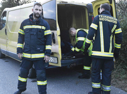 Austriešu ugunsdzēsēji pie migrantu pārvešanai izmantotā busiņa, kurš 2021. gada 19. oktobrī tika apturēts pie robežas ar Ungāriju. Tajā bija saspiesti gandrīz 30 cilvēki, no kuriem divi nosmaka.
Foto — Scanpix