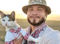 Oleksandrs Ļašuks un Šaiba īpaši darinātās višivankās.
Foto no personīgā arhīva