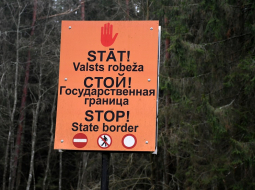 Dzeloņstiepļu žogs uz Latvijas-Baltkrievijas. Foto -Ivars Soikāns, LETA