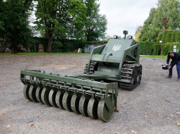 Latvijā ražotais atmīnēšanas robots "Labais". To par saziedotajiem līdzekļiem nosūtīja Ukrainas armijai. Foto - Ieva Leiniša, LETA