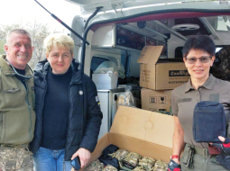 Marina Krasota (otrā no kreisās) kopā ar diviem citiem brīvprātīgajiem pie Polijas robežas.
Foto no personīgā arhīva
