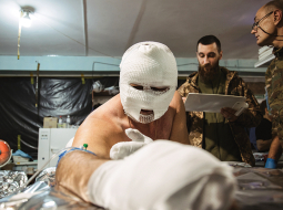 Mediķi tā dēvētajā stabilizācijas punktā sniedz pirmo palīdzību Doneckas reģiona frontē ievainotam ukraiņu karavīram.
Foto — Scanpix