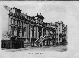Pirmais Latviešu biedrības nams ar 1897. gadā piebūvētajām ārējām kāpnēm, kas tieši no ielas veda uz skatītāju zāli 2. stāvā