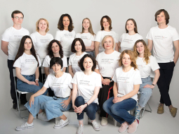 Halina Titiša (pirmajā rindā centrā) ar vairākiem kolēģiem no nevalstiskās organizācijas Smart Osvita.
Foto no personīgā arhīva
