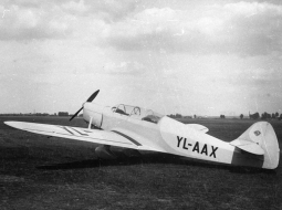 Kārļa Irbīša konstruētā un Valsts elektrotehniskajā fabrikā (VEF) 1936. gada vasarā uzbūvētā divvietīgā sporta un ceļojumu lidmašīna VEF I-11 lidlaukā Spilvē. I-11 kādu laiku bija ātrākā lidmašīna pasaulē.
Foto no Digitalabiblioteka.lv