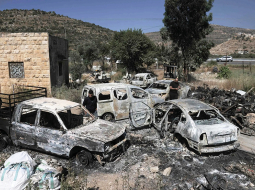 Ebreju kolonistu sadedzinātās palestīniešu automašīnas kādā Rietumkrasta ciemā oktobra sākumā.
Foto — The New York Times