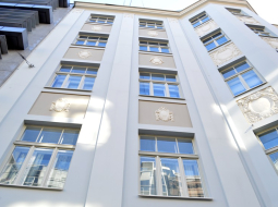 Ar Rīgas pašvaldības finansiālu atbalstu atjaunotā pilsētas kultūras mantojuma ēkas fasāde Tērbatas ielā 28. Foto - Zane Bitere, LETA