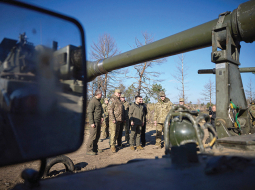 Ukrainas prezidents Volodimirs Zelenskis (centrā) un bruņoto spēku virspavēlnieks Valērijs Zalužnijs (otrais no kreisās) armijas mācību centrā 3. novembrī.
Foto — Scanpix