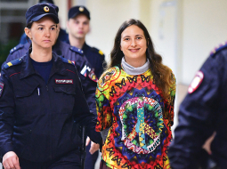 Sanktpēterburgā sākusies tiesa krievu māksliniecei Aleksandrai Skočiļenko (33), kurai draud astoņi gadi cietumā par Krievijas armijas diskreditāciju — sieviete pārtikas lielveikalos uz cenu zīmēm bija salīmējusi lapiņas, kurās kritizēja karu Ukrainā.
Foto — Scanpix