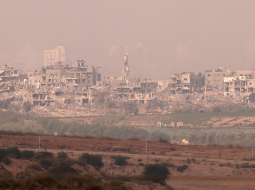 Attēlā, kas 2.novembrī uzņemts no Izraēlas robežpuses ar Gazas joslu, redzamas sagrautas ēkas Gazas joslā pēc Izraēlas un palestīniešu teroristu organizācijas "Hamās" kaujām. 
 Foto -AFP/Scanpix/LETA