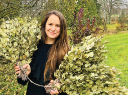 Lienei patīk pirtsslotām pielikt klāt ievziedu, liepziedu, jasmīnu, ceriņu krūmu zarus, lai aromātiskāka pēršanās.
Foto no personīgā arhīva