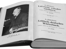 Kārļa Mīlenbaha un Jāņa Endzelīna Latviešu valodas vārdnīcas 4. sējums. 1932. gada izdevums. Latvijas Nacionālās bibliotēkas krājums. 
Fotogrāfs — Valters Lācis
