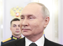 Krievijas prezidents Vladimirs Putins (71) paziņoja, ka kandidēs arī 2024. gada prezidenta vēlēšanās. Krievijas Centrālā vēlēšanu komisija plāno balsošanu rīkot arī okupētajos Ukrainas apgabalos — Doneckā, Luhanskā, Zaporižjā un Hersonā.
Foto — Scanpix