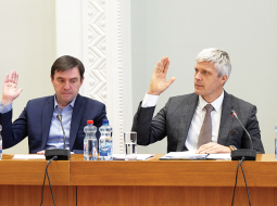 Bijušais Rēzeknes domes priekšsēdētājs Aleksandrs Bartaševičs (pa labi) kopā ar Alekseju Stecu, kurš tagad oficiāli pilda mēra pienākumus.
Foto — Māris Justs